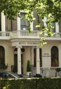 un edificio con il colosso dell'hotel di fronte ad esso di Columbus Hotel a Londra