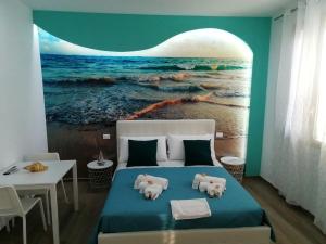 ein Schlafzimmer mit einem Bett mit einem Gemälde des Ozeans in der Unterkunft B&B 36 Passi dal mare 2.0 in Trapani
