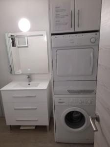 デニアにあるApartments Las Vinasのバスルーム(洗濯機、シンク付)