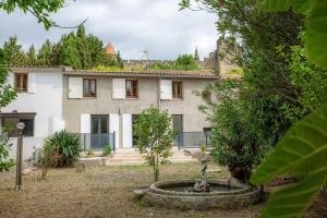 une maison avec un jardin en face dans l'établissement Les Pimprenelles, à Carcassonne