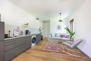 Kuchyň nebo kuchyňský kout v ubytování Kalia Apartmanok + 27 fotografií