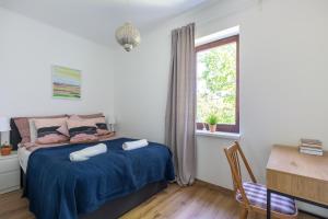 Ένα ή περισσότερα κρεβάτια σε δωμάτιο στο Kalia Apartmanok