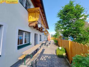 un grupo de bancos sentados fuera de un edificio en Haus Sandlweber by FiS - Fun in Styria en Bad Mitterndorf