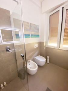 ein Bad mit einer Dusche, einem WC und einem Waschbecken in der Unterkunft Casa Di Marco in Como