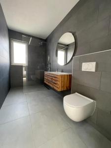 Kúpeľňa v ubytovaní Exclusive Seafront Suite with jacuzzi + 37 fotografií