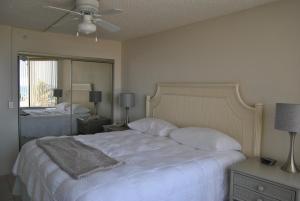 Tempat tidur dalam kamar di Berkshire by the Sea, a VRI resort
