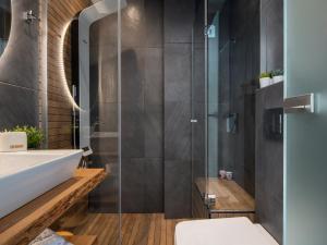 Bathroom sa Aloe The Green Suites - Nikiti Halkidiki