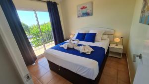 a bedroom with a bed with towels on it at Apartamento Cabrera Burriac in Cabrera de Mar