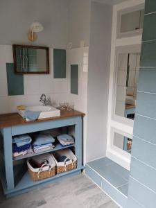 a bathroom with a sink and a counter with towels at Les Hortensias - Chambres d'hôtes in Saint-Antoine-de-Breuilh