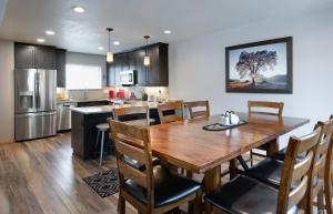 Η κουζίνα ή μικρή κουζίνα στο Blue Granite Off Main Townhome: Updated, Great Location