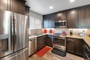 Η κουζίνα ή μικρή κουζίνα στο Blue Granite Off Main Townhome: Updated, Great Location