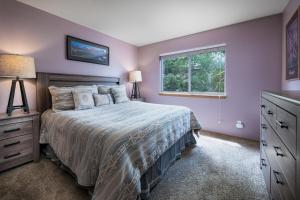 Ένα ή περισσότερα κρεβάτια σε δωμάτιο στο Blue Granite Off Main Townhome: Updated, Great Location +23 φωτογραφίες