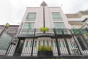 un edificio blanco con una puerta delante en Ayenda 1043 Kafir, en Bogotá