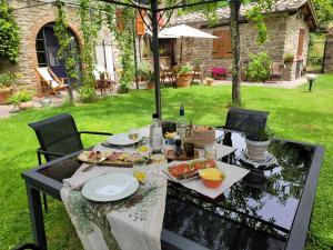 グレーヴェ・イン・キアンティにあるLa Casa nel Chiantiの庭の食卓