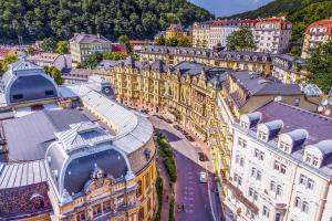 Nespecifikovaný výhled na destinaci Karlovy Vary nebo výhled na město při pohledu z hotelu