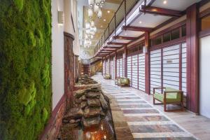 un pasillo de un edificio con plantas en las paredes en Carlsbad Plaza Medical Spa & Wellness hotel en Karlovy Vary