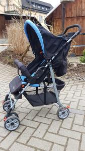 een zwart-blauwe kinderwagen staat op de stoep bij Ferienwohnung mit Garten und Spielplatz in Klingenthal
