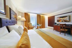 Postel nebo postele na pokoji v ubytování Carlsbad Plaza Medical Spa & Wellness hotel