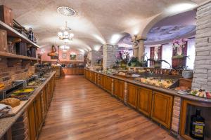 una gran cocina con encimeras de madera en un restaurante en Carlsbad Plaza Medical Spa & Wellness hotel en Karlovy Vary