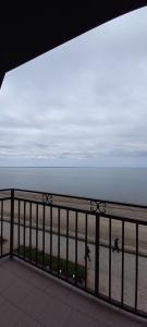 - Balcón con vistas a la playa en Tropicana Hotel, en Primorsko-Akhtarsk