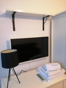 A television and/or entertainment center at Studio przy lesie w Sopocie