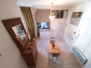 Una sala de estar con una mesa y una cocina. en En plein Coeur : charmant gite centre Amboise, en Amboise