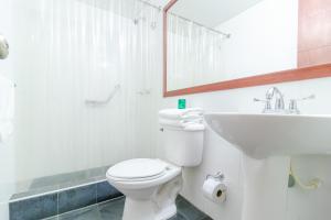 Bilik mandi di YVM Hotel Kafir