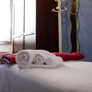 a pile of towels sitting on top of a bed at Locanda Al 5 in Lainate