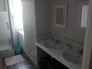 a bathroom with a sink and a mirror at Appartement lumineux idéalement situé à proximité de musées équipements sportifs salle de spectacle commerces in Caen