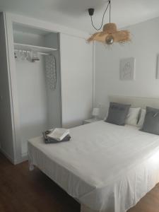 Postel nebo postele na pokoji v ubytování HH Apartamento Algarrobo costa