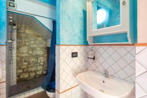 A bathroom at Villa le Casine by Mmega Még 25 kép