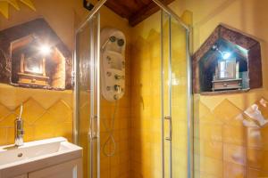 A bathroom at Villa le Casine by Mmega
