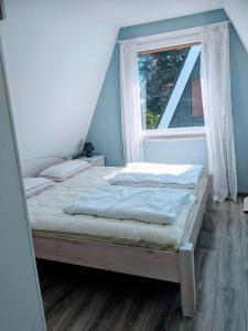 a bedroom with two beds and a window at Dat lütte Strandhuus in Cuxhaven