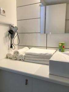 bagno con asciugamani bianchi e specchio di Villa Hunyadi a Balatonalmádi