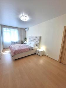een slaapkamer met een bed en een kroonluchter bij Alex Apartment Сеть апартаментов Бесконтактное заселение 24-7 in Poltava