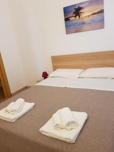 CollemetoにあるIl Giardino di Melaのベッドルーム1室(ベッド2台、ベッド上にタオル付)