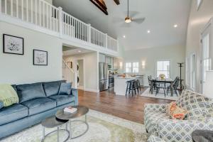 uma sala de estar com um sofá e uma mesa em Monroe Cottage em Hot Springs