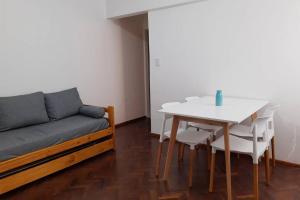 - un salon avec un canapé et une table dans l'établissement Excelente ubicación en el Bv. más lindo de Rosario, à Rosario