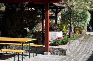 einen Picknicktisch und Stühle unter einem Pavillon in der Unterkunft Guesthouse Djurić in Negotin
