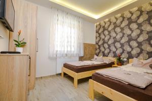 Ένα ή περισσότερα κρεβάτια σε δωμάτιο στο ILLÉS Apartmanok III.