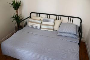 מיטה או מיטות בחדר ב-Beautiful T3 Apt in historical Toulouse city centre