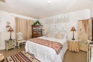 a bedroom with a large bed in a room at Binky's Summer Afternoon in Fredericksburg +4 photos