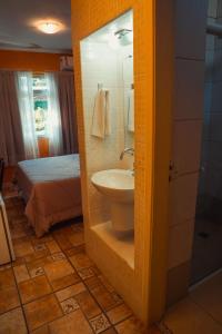 La salle de bains est pourvue d'un lavabo et de toilettes. dans l'établissement Pousada do Anhangava, à Quatro Barras