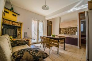 un soggiorno con tavolo e cucina di Apartments Stef in Kosljun island Pag a Košljun