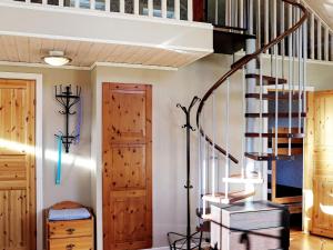 um quarto com uma escada em espiral e uma porta de madeira em 6 person holiday home in VITTSJ em Vittsjö