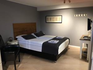 En eller flere senge i et værelse på Skolo Reykjavik Apartments
