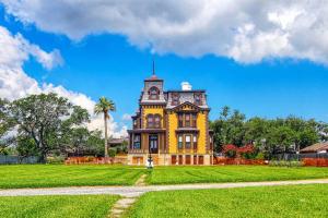 Una gran casa amarilla en un exuberante campo verde en Mermaid's Landing, en Rockport