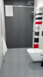 Un baño con inodoro blanco y ducha. en Hostel Boente, en Boente 4 fotos más