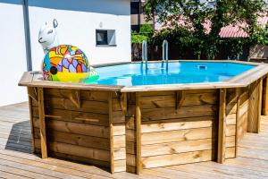 wanna z hydromasażem na drewnianym tarasie z basenem w obiekcie Dom Belona z prywatnym podgrzewanym basen i jacuzzi w mieście Puck