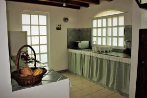 uma cozinha com uma cesta de frutas no balcão em Cabaña de Mima Mazamitla em Mazamitla